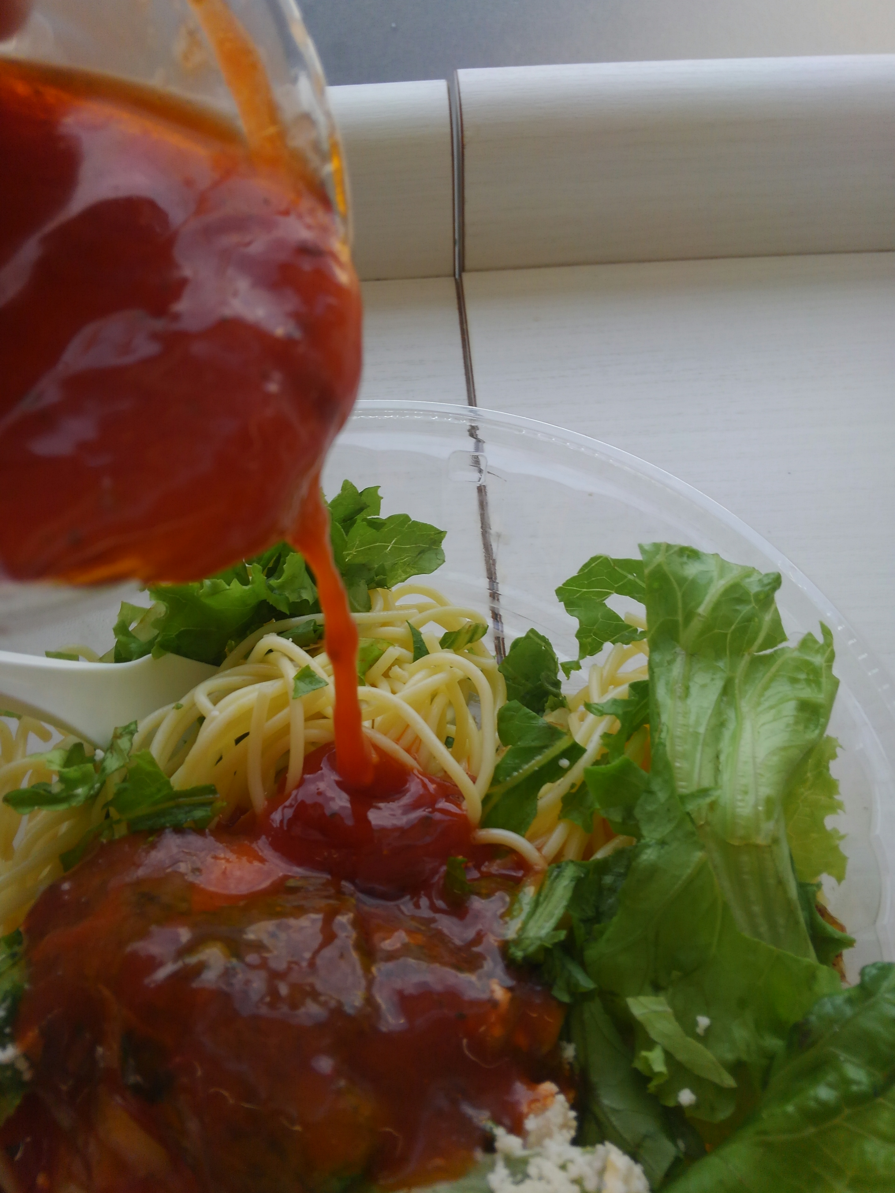 セブンイレブン　生ハムの冷製トマトソースパスタ